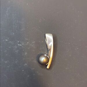 Elegant Black Pearl Pendant
